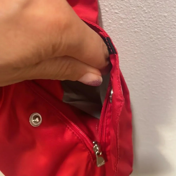 Marker woman’s red ski jacket. The zipper doesn’t work but the snap buttons work - Picture 6 of 12